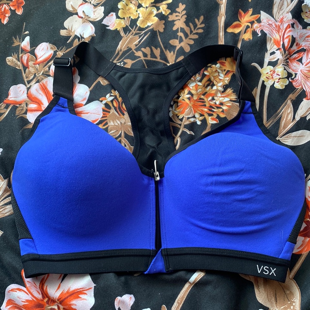 Front zip sports bra